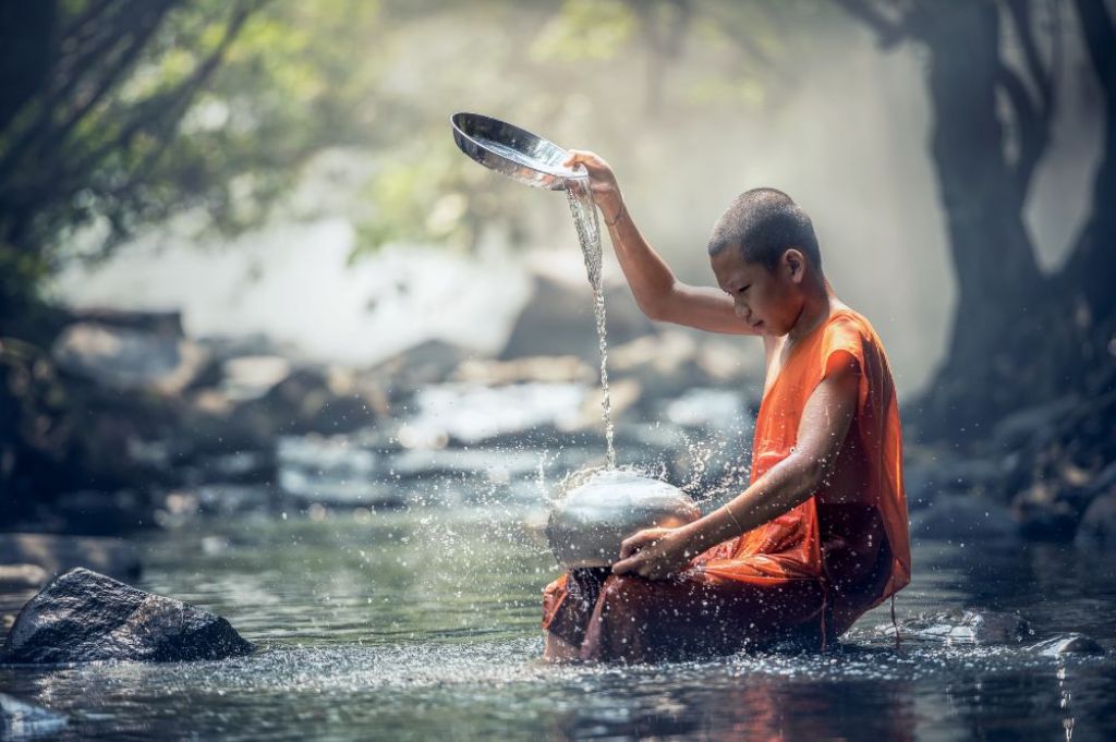 ilustrasi ritual mandi 2 - KedaiKata.jpg